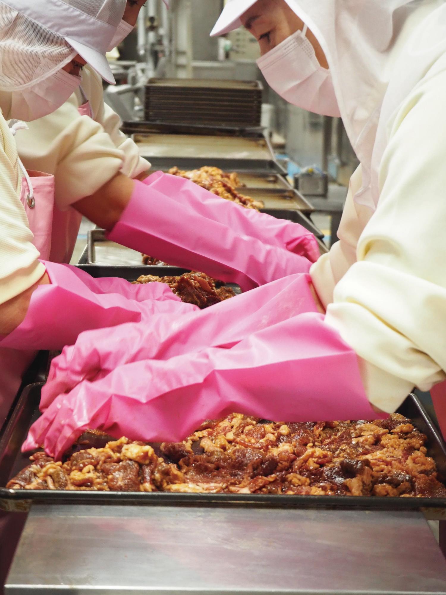 お肉に均一に火が通るよう広げている様子