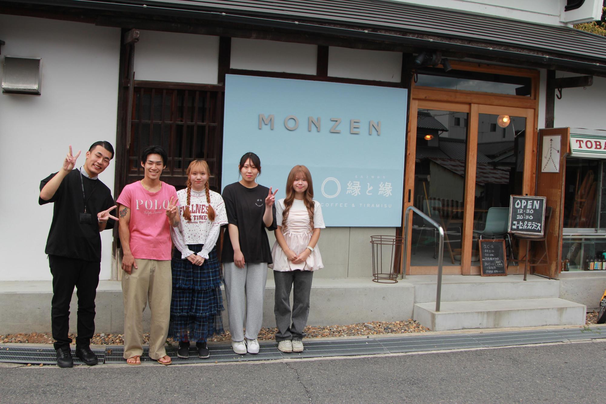 お店スタッフさんと四天王寺大学学生広報スタッフの皆さんの記念写真