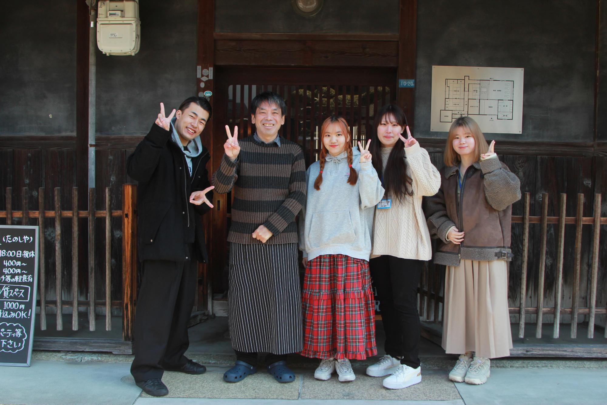お店スタッフさんと四天王寺大学学生広報スタッフの皆さんの記念写真