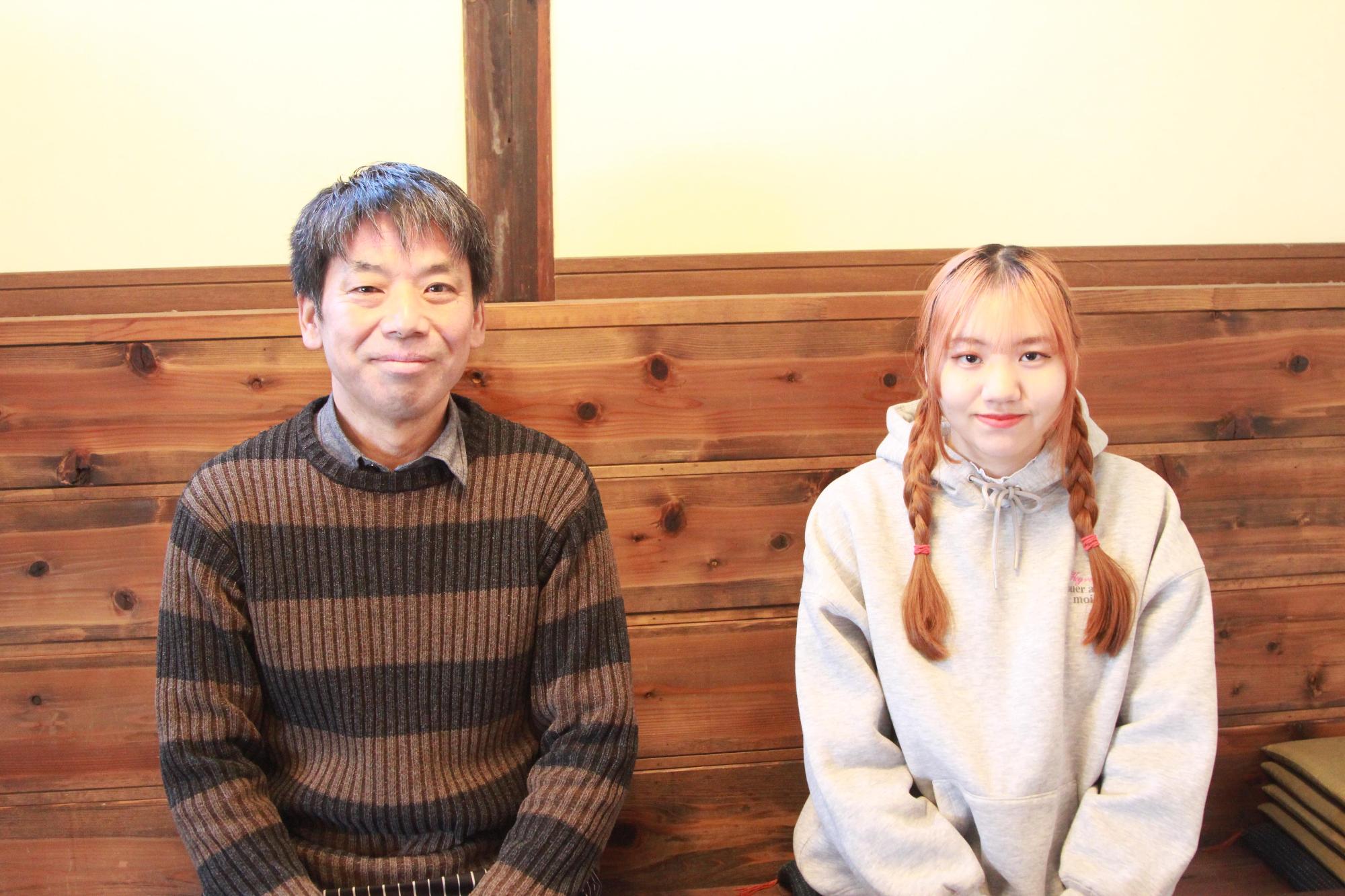 四天王寺大学学生広報スタッフと店主さんの記念写真