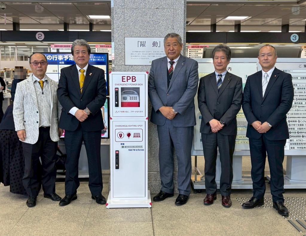 市役所本庁ロビーに設置された防災タワーの横に市長らが並んでいる写真。