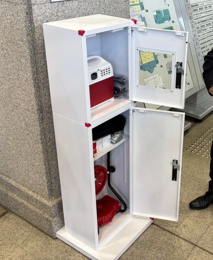 扉を開いた状態の防災タワーの写真。非常用電源やLEDランプが入っている。