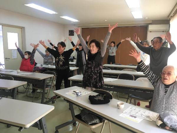 三ツ山会館で体操する様子