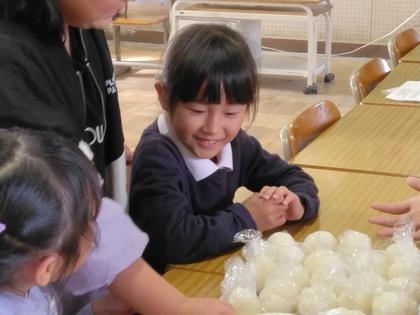 おにぎりの作り方を教えてもらったよ