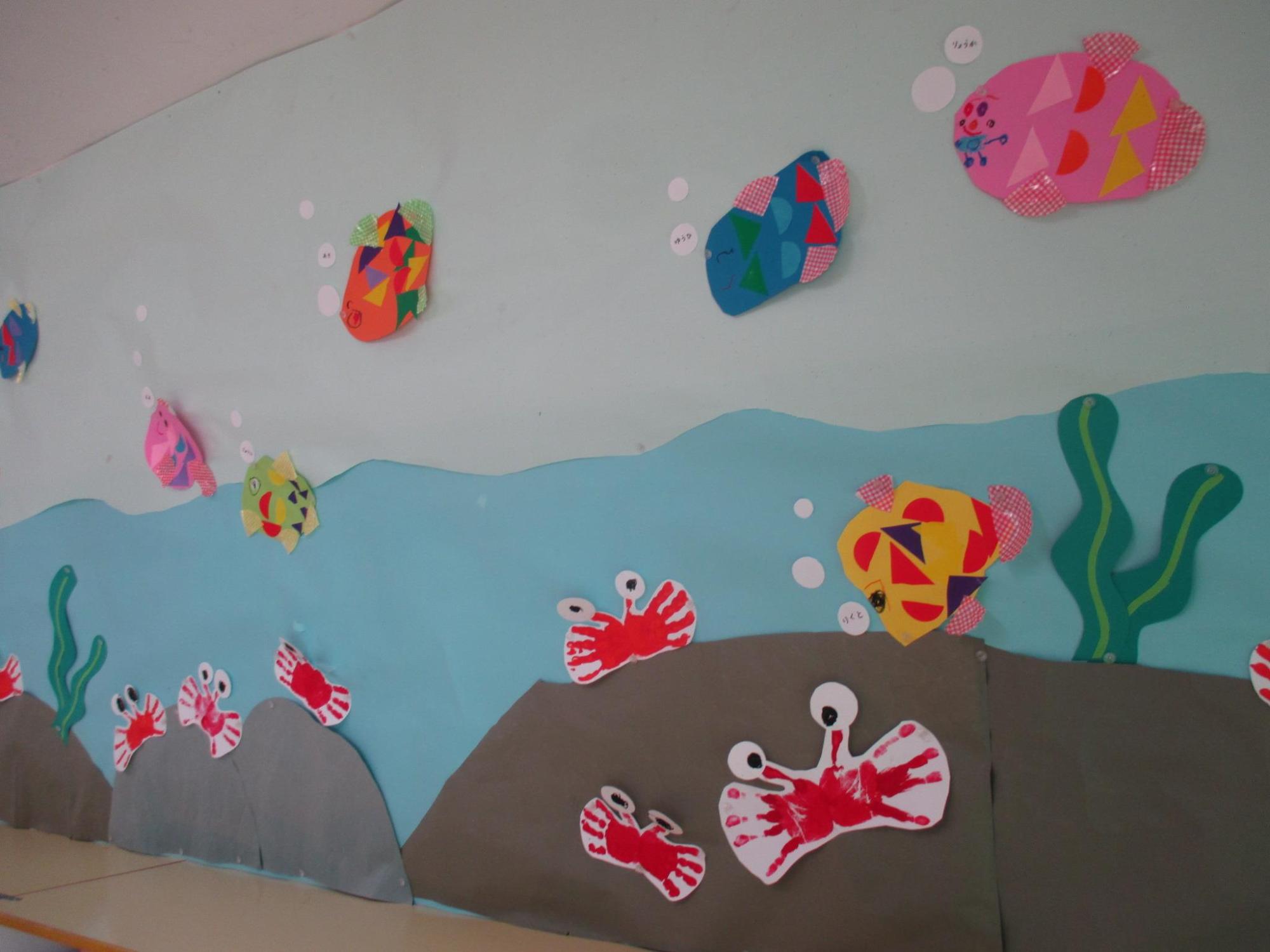 4歳児の壁面制作はカニと魚