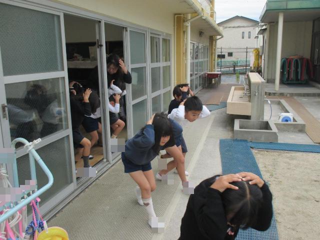 大阪880面忍避難訓練の機会を活用して、幼稚園で避難訓練を行いまいした。