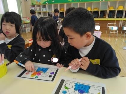 塗り絵をしている