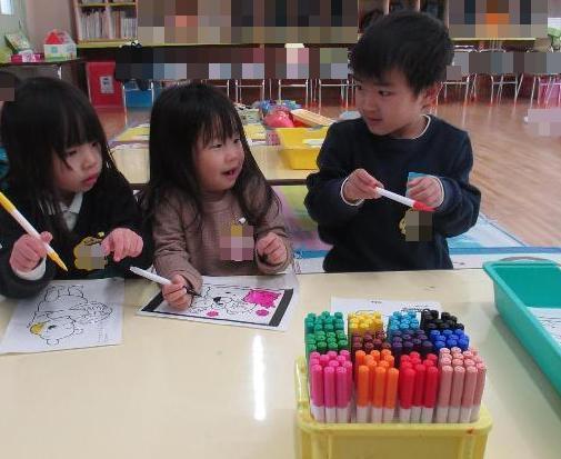 ペアを組んだともd地と一緒に塗り絵遊びをたのしんでいます。
