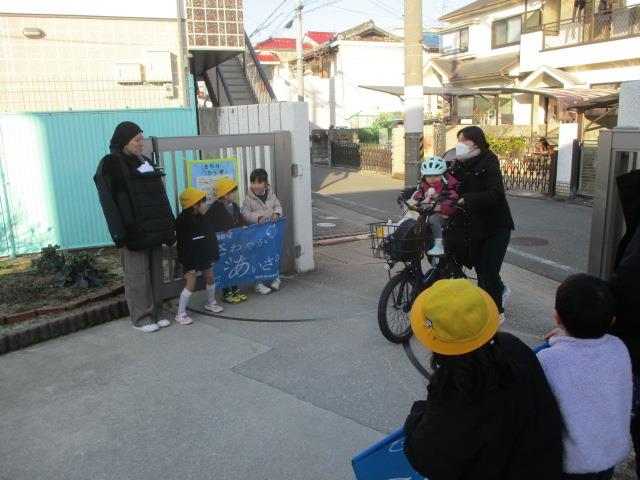 2月は、あいさつ運動強化月間で、校門で元気にあいさつ運動に参加しています。