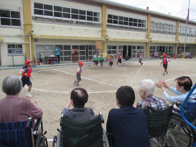 大勢のお客さんが応援してくれる中、スーパーマリオの演技をしています。
