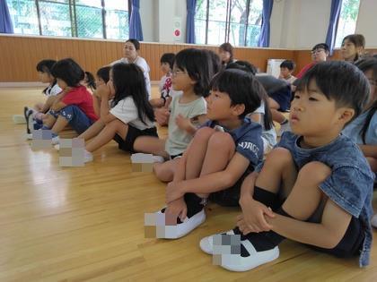 お話をしっかりと聞いています。