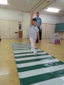 しっかりと手を挙げて渡っています。