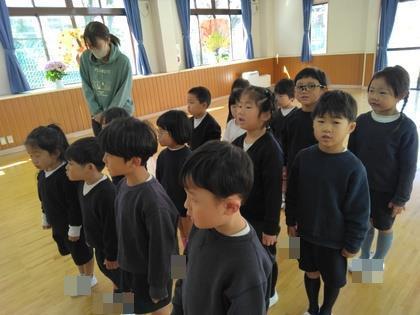 始業式で園歌をうたっています。