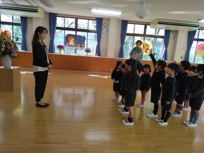 幼稚園のうたをうたっています。