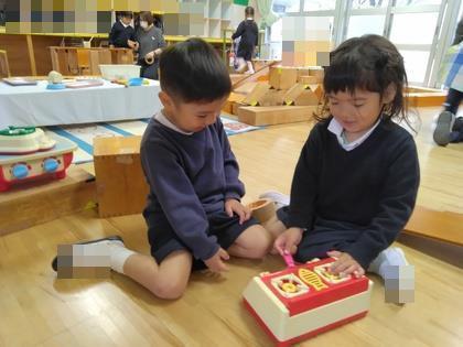 ままごとを友達としています。