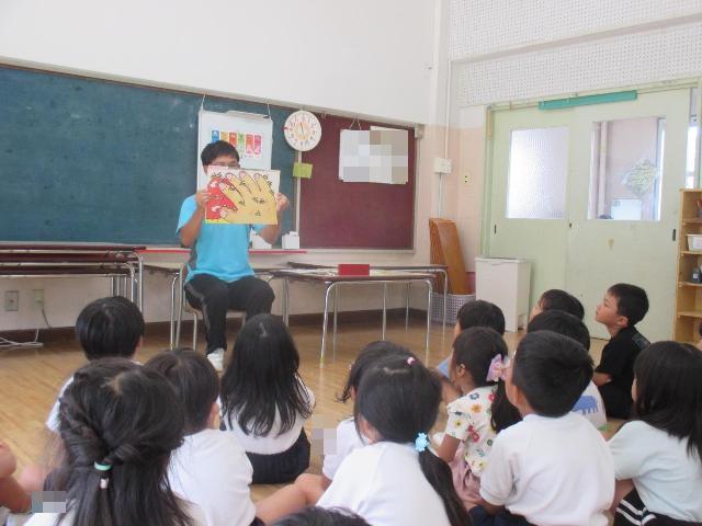手洗い指導で、紙芝居を読んでもらっています。