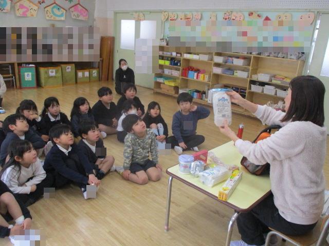 防災バッグの中に何が入っているか一つずつ確認しています。