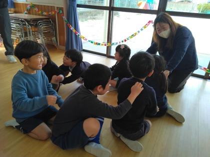 猛獣狩りゲームでグループになった友達とのふれあいタイムを楽しんでいます。