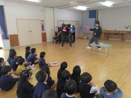 バルーンアートショーを楽しんでいます。