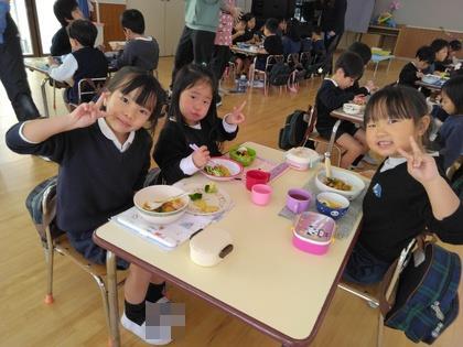 みんなで楽しい会食、カレーライスをいただいています。