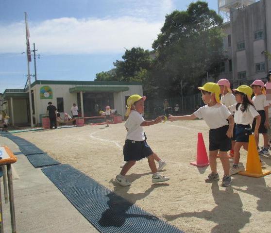 みんなでバトンを持ってリレーを楽しんでいます。