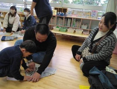 新聞紙で帽子を折っています。