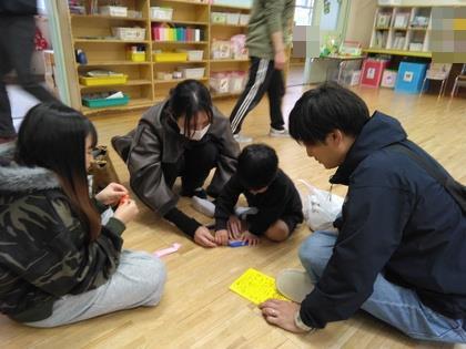 折り紙で手裏剣を作っています。