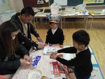 牛乳パックではごいたを作っています。