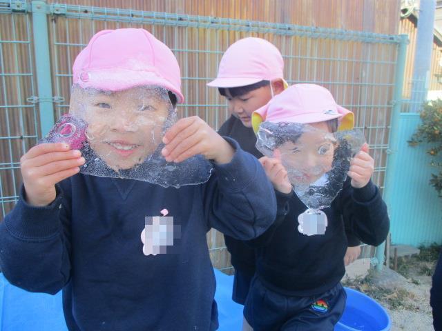 ブルーシートの中には、薄い氷が張っていて透明ガラスみたいだと、氷を持ち上げて喜んでいます。