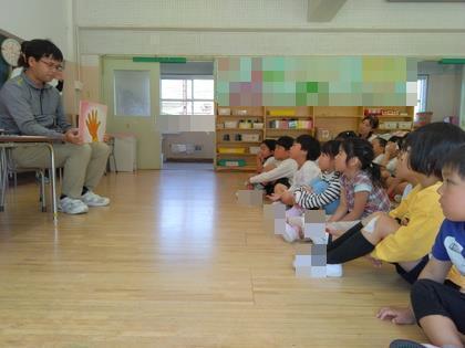 看護師さんによる保健指導で、手阿外うがいの紙芝居を読んでもらっています。