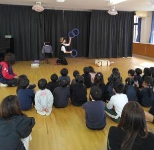 リングを使ったジャグリングショーを見ています。