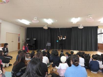 中国ゴマの芸を見ています。