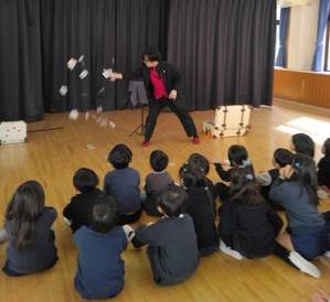 トランプマジックを見ています。