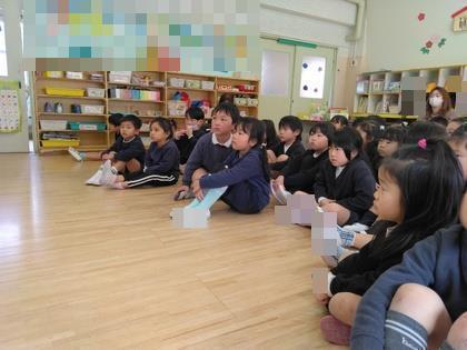 真剣な表情で先生の話を聞いています。