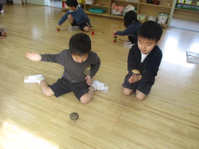 こままわしに挑戦しています。こまを逆さまにして、『きのこまわし』もしています。