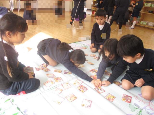 ひらがなカルタに興味をもって、友達とルールを守りながら遊んでいます。