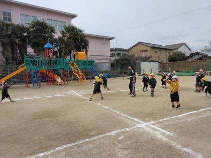 ピンクチームの内野があと一人になっている