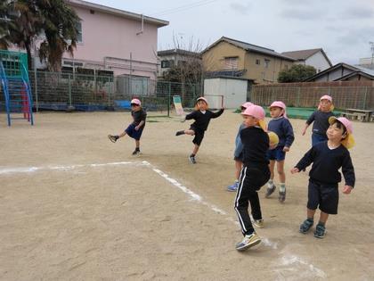 ねらいを定めてボールを投げようとしている