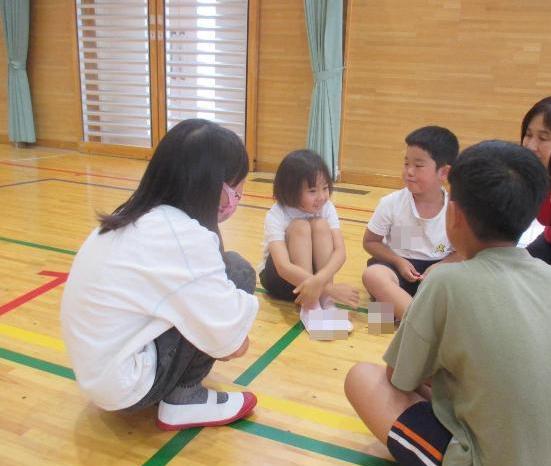 グループごとに自己紹介をしています。