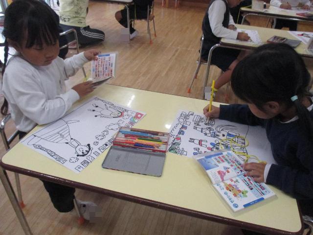 運動会の印象画を描いています。