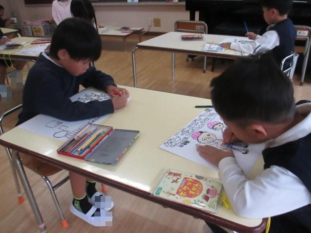 運動会の1番思い出に残った場面を絵に描いています。