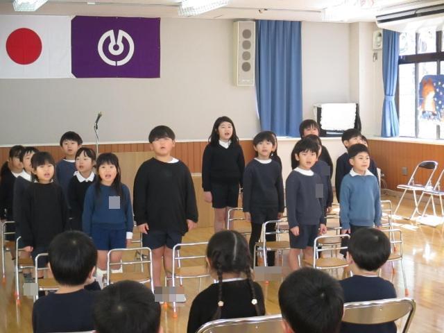 思い出の歌を歌っています。