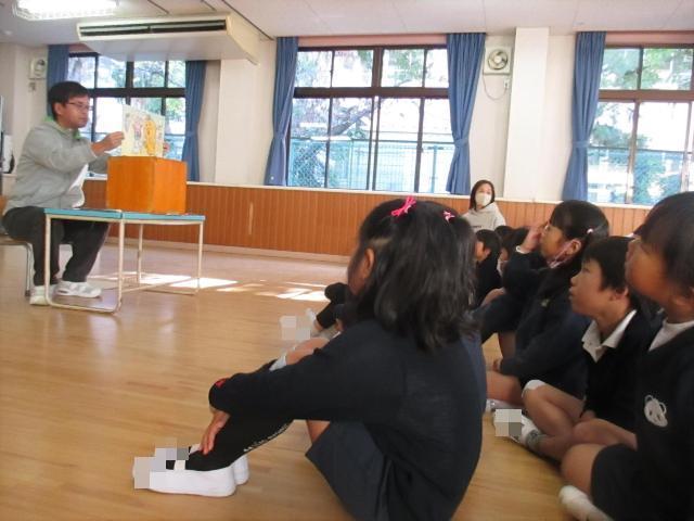 紙芝居をみて、咳チケットについて学んでいます。