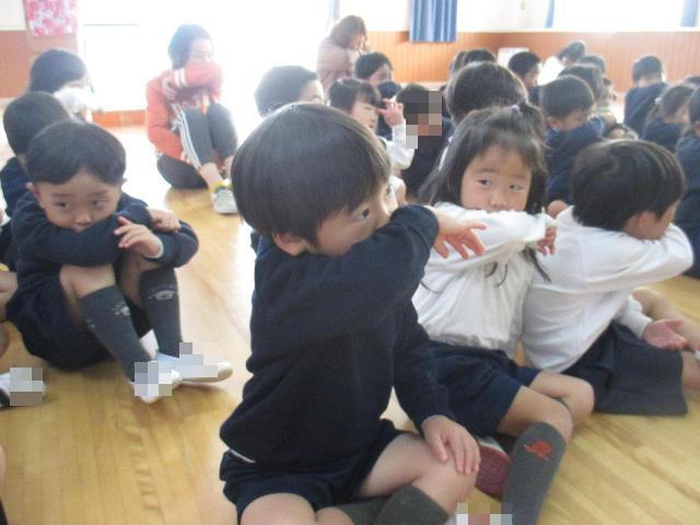 くしゃみや咳が出そうになったときは、肘で口を覆う練習をしています。