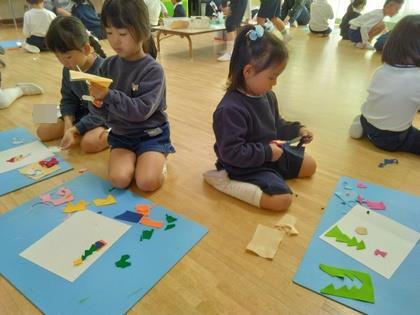 フェルト生地でクリスマスプレゼントを入れる袋のアップリケを作っています。