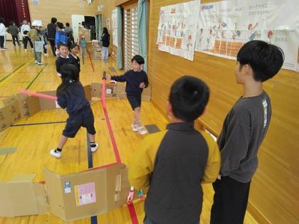 スポーツチャンバラ遊びをしています。