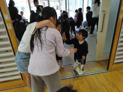 すっかり仲良しになって、ハイタッチをして見送ってくれました。