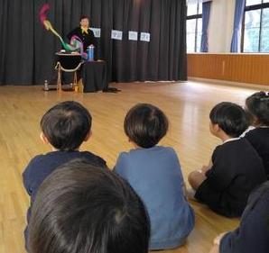 スカーフがつながって出てくるマジックを見ています。