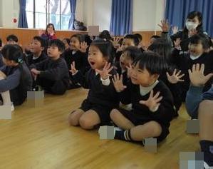 魔法がかかるように、みんなで呪文を唱えておまじまいをかけています。