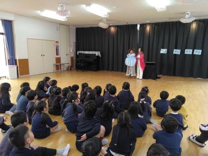 腹話術の芸をみて楽しんでいます。